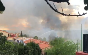 Los cañones de agua del Guardian haciendo frente al incendio